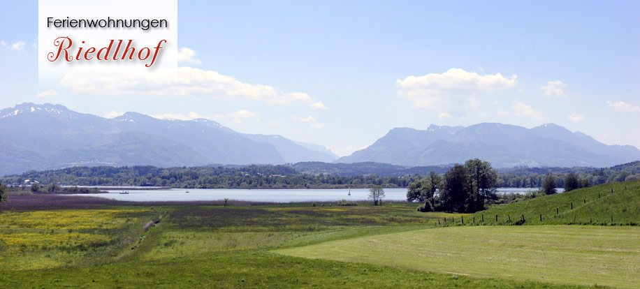 Blick auf Chiemsee und Chiemgauer Alpen