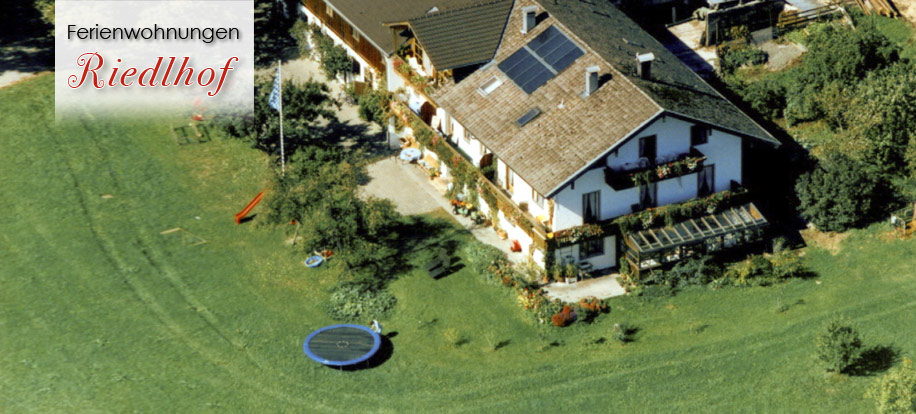 Spielen und Relaxen direkt beim Haus auf der großen Wiese